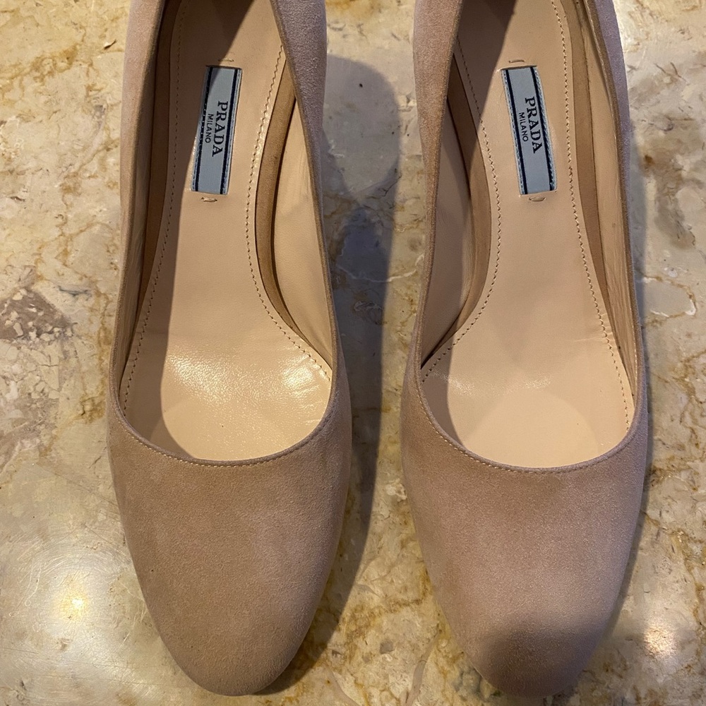 NWOT PRADA SUEDE BLOCK HEELS NUDE